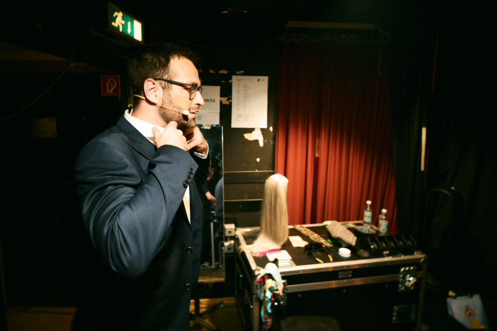 Phil Schmitz bereitet sich vor um auf die Bühne des Sentftöpchen Theaters seine solo Zaubershow Magisch Verschmitzt vorzuführen